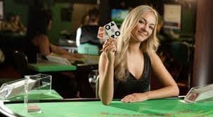 Antarmuka aplikasi mobile mahjong5000 menampilkan pasar taruhan sepak bola dan meja blackjack langsung